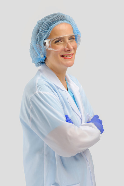 实验室科学家，穿着白大褂，戴着护目镜、安全帽和手套图片下载