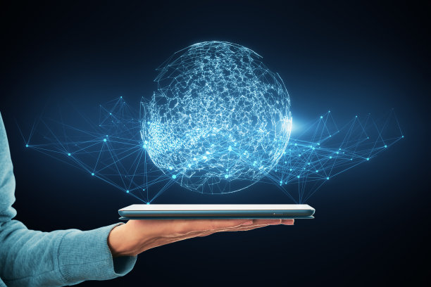 在模糊的黑暗背景上，女性手拿着发光的多边形球体的手机的特写。未来技术线框网格多边形元素。连接结构。数字数据可视化。社交网络图形概念。图片下载