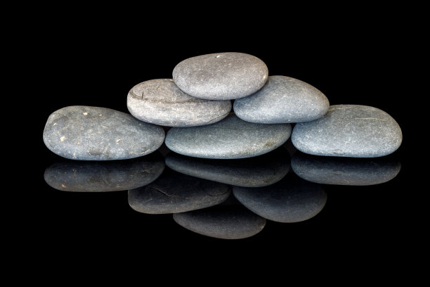 一些装饰性的灰色石头在黑色背景上图片下载
