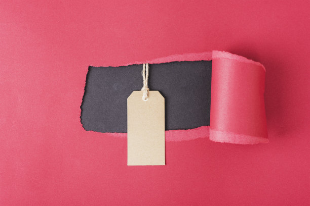 牛皮纸标签在红色撕裂纸背景。黑色星期五，圣诞促销概念。俯视图，平面布局，模型图片下载