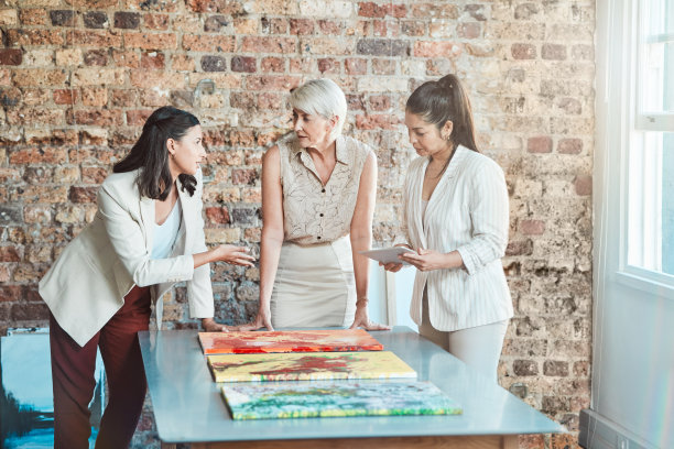 在团队的帮助和支持下，画廊、绘画和策划展览。与创意艺术博物馆助理进行团队合作，沟通和管理工作，以确保开幕当天的成功图片下载