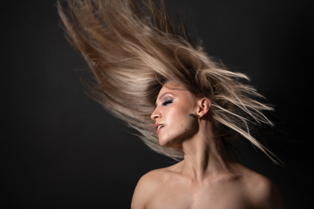 美丽的女人与飞行的头发工作室肖像图片下载
