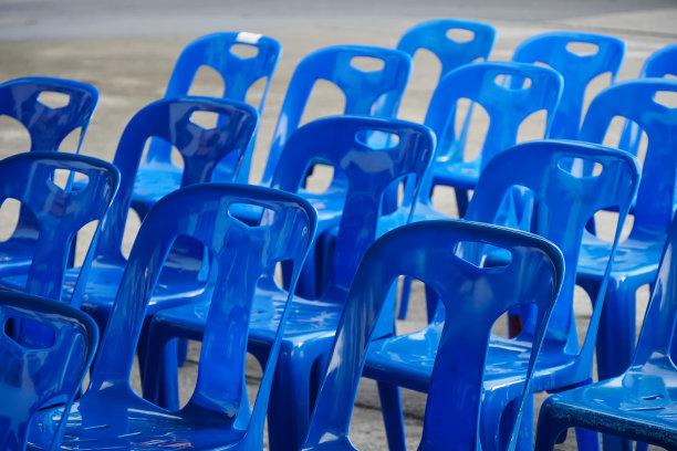 街上有许多塑料椅子。图片下载