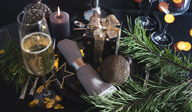 圣诞餐桌布置礼物图片下载