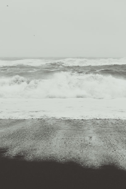 泡沫波在海边单色风景照片图片下载