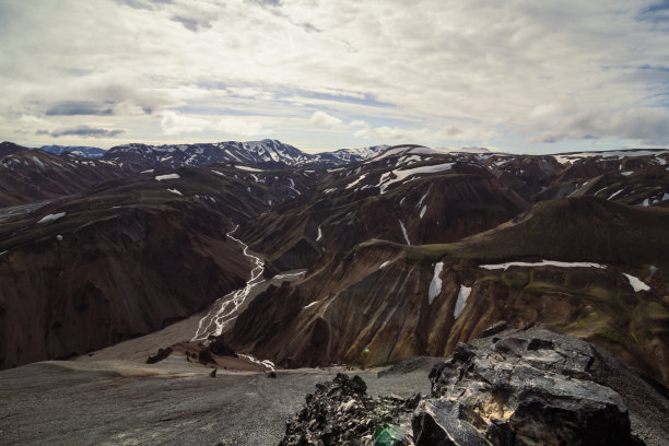 山谷中老山之间的河流景观照片图片下载