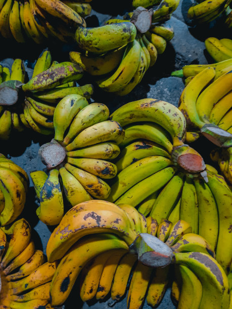 在印度尼西亚的路边市场卖香蕉图片下载
