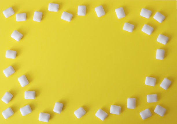 一张黄色背景的口香糖画框。图片下载