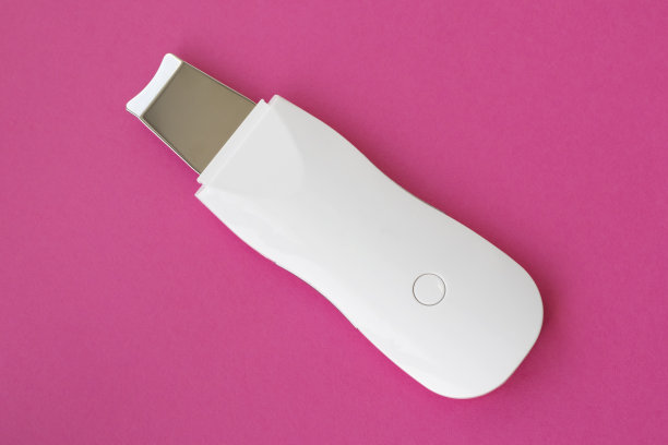 脱皮清洁超声波面部洗涤器。家用护肤电子设备。用于去除粉红色黑头和细胞的刮刀。图片下载