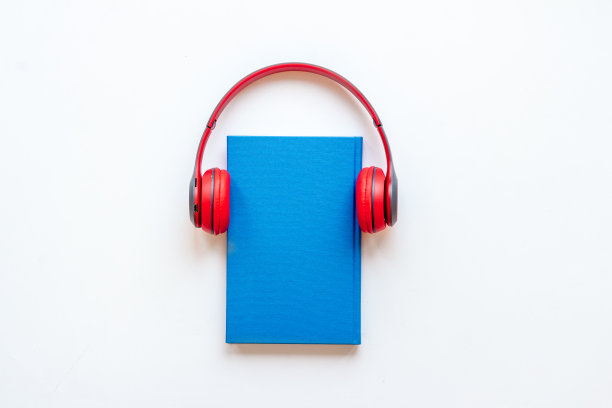 听听有声书的概念。书和耳机在附近图片下载