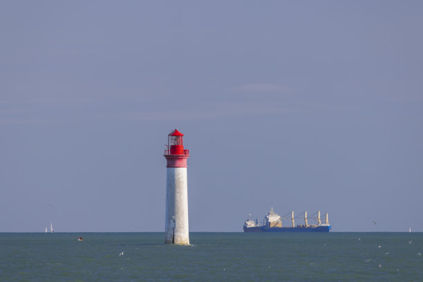 Phare de Chauvea附近的Ile de Re与船只到La Rochelle, pay de La Loire，法国图片下载