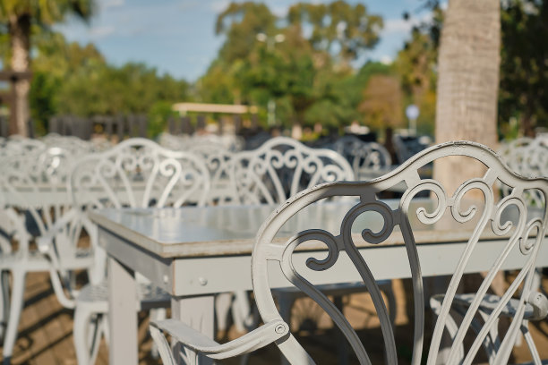 街头咖啡馆的木椅特写。选择性地聚焦在一张椅子上。酒吧视图，焦点模糊，酒吧装饰的想法或照片为内部图片下载