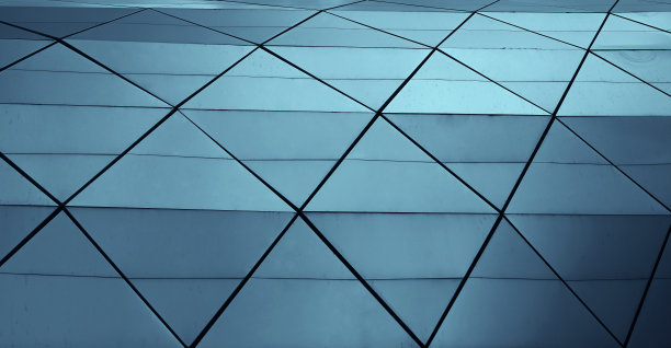 多边形镶嵌与蓝色梯度-抽象几何铁背景。金属的背景。三角形方形背景图案。建筑外墙或管道的网格。图片下载