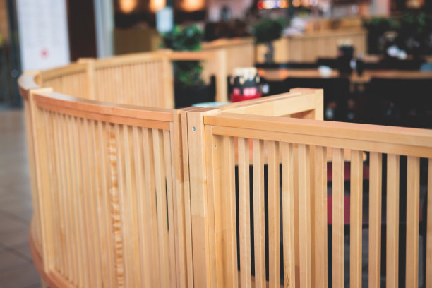 大商场内的现代美食广场美食大厅内景，不同的快餐咖啡馆和餐厅配有木制和塑料桌椅，背景是顾客点餐图片下载