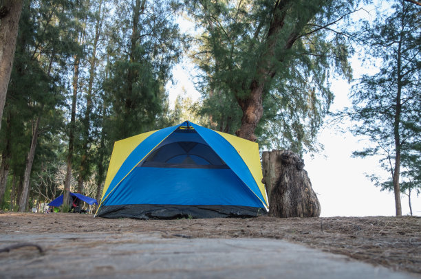 铺开海边的帐篷。图片下载