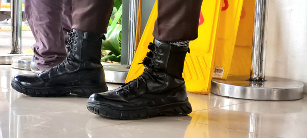 黑鞋，双鞋，脚穿黑鞋图片下载