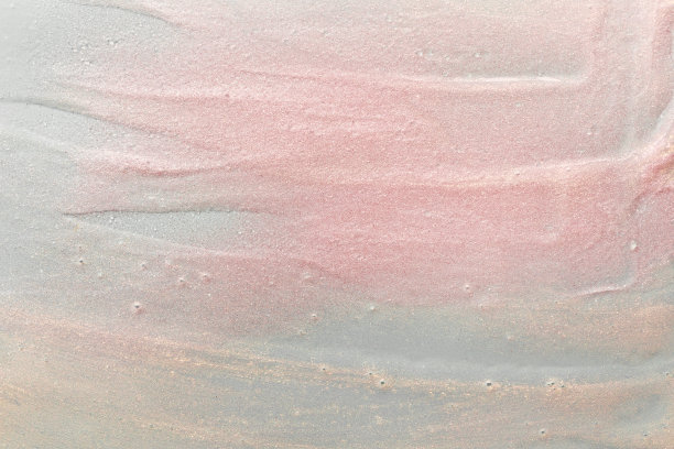 美容凝胶质地与粉红色和金色颗粒。闪光的高光背景与笔触图片下载