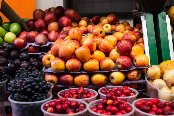苹果、葡萄和樱桃准备在集市上出售。图片下载