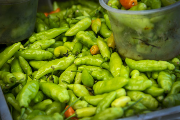 水果、香料、蔬菜和盒装蔬菜在集市上出售图片下载