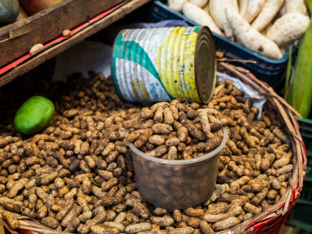 花生装在篮子里，准备在集市上出售。图片下载