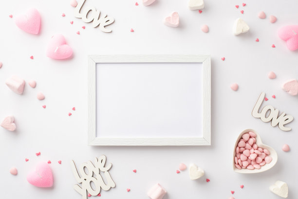 情人节的概念。顶部视图照片相框铭文爱心形碟洒棉花糖和粉红色蜡烛孤立的白色背景与空白图片下载