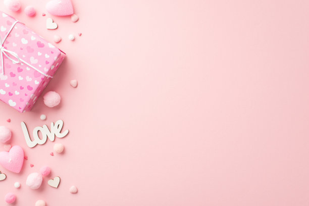 情人节的概念。顶部视图照片的时尚礼盒心形蜡烛铭文爱洒和蓬松的绒球在孤立的浅粉色背景与复制空间图片下载