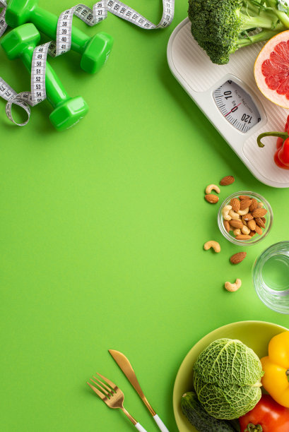正确的饮食观念。俯视图垂直照片的头与水果和蔬菜坚果餐具玻璃杯的水鳞片哑铃和卷尺在孤立的绿色背景与复制空间图片下载
