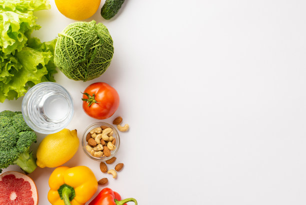 正确的营养观念。顶部视图照片的蔬菜，水果，坚果和一杯水在孤立的白色背景与空白图片下载