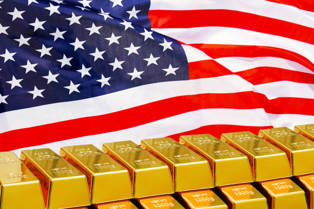 美国国旗背景上的金条，美国黄金储备概念图片下载
