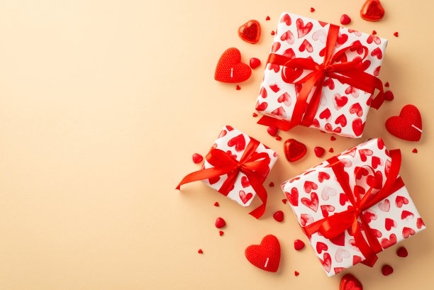 情人节的概念。顶部视图照片礼盒的包装纸与心形巧克力糖果蜡烛和洒在孤立的粉彩米色背景与复印空间图片下载