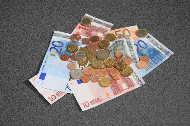 欧元纸币和硬币图片下载