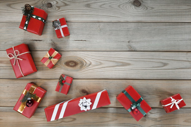 有各种装饰的红盒子。前视图。新年礼物。Copyspace图片下载