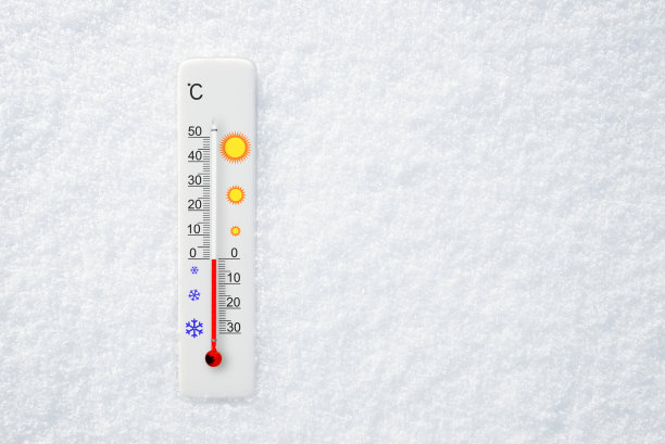 白色摄氏温度计在雪。环境温度为0摄氏度图片下载