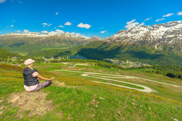 女子在瑞士做瑜伽莲花姿势图片下载