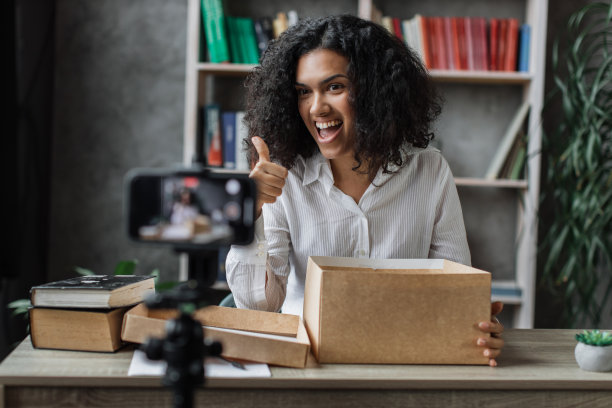 在家庭办公室的多种族女性视频博客图片下载