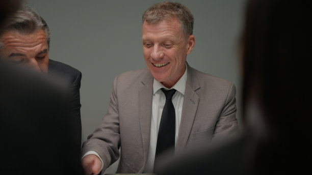 专业资深商务领导与同事团队在会议室进行交谈、聆听、头脑风暴、项目策划和准备，商务员工在会议室进行工作图片下载