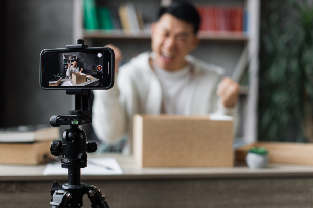 亚洲男人在家里拍视频图片下载