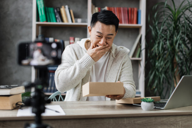 亚洲男人在家里拍视频图片下载