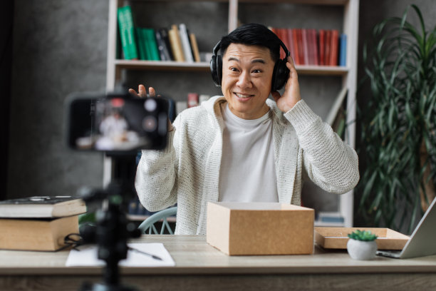 亚洲男人在家里拍视频图片下载