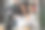 专注于智能手机屏幕，非裔美国妇女打开盒子与新的智能手表图片下载