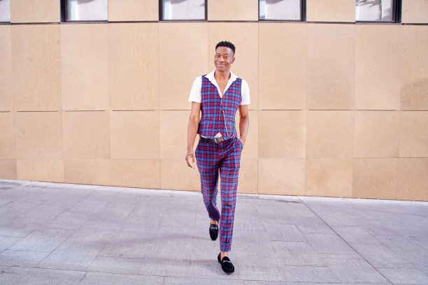 穿着西装的现代人图片下载