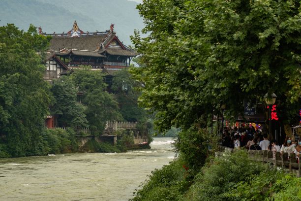 中国四川成都都江堰景区的低角度视图图片下载