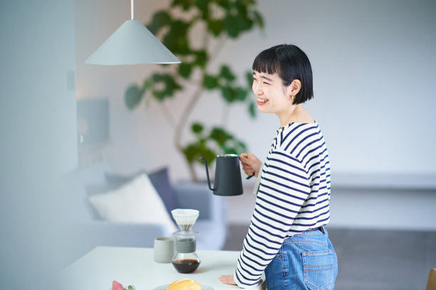 在房间里煮咖啡的女人图片下载