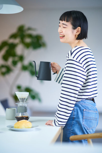 在房间里煮咖啡的女人图片下载