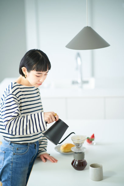 在房间里煮咖啡的女人图片下载