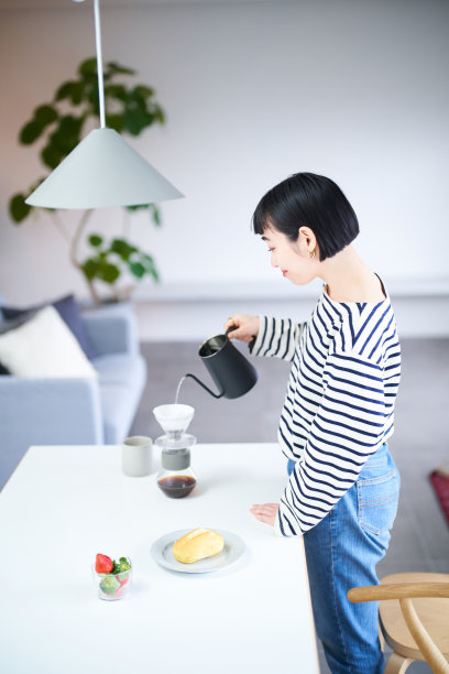 在房间里煮咖啡的女人图片下载