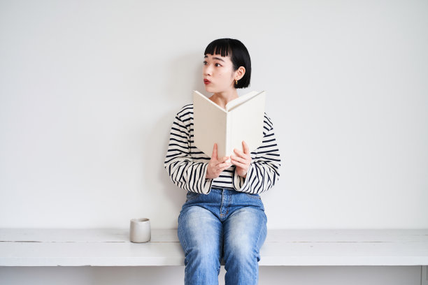 年轻女人在读这本书图片下载