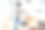 年轻女子把衣服装进纸板图片下载