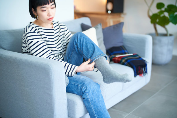 年轻女子穿袜子图片下载
