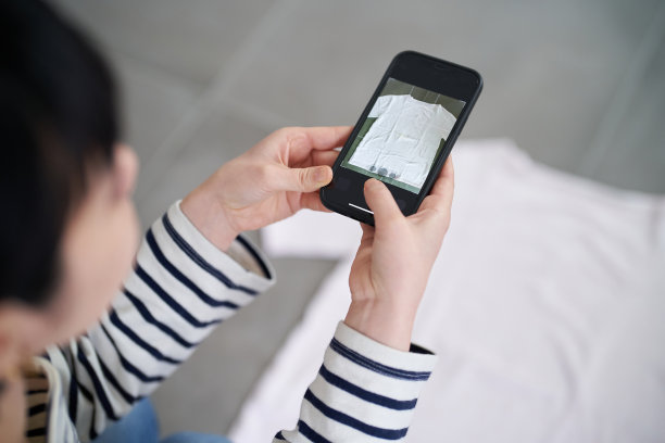 年轻女子拍衣服的照片图片下载